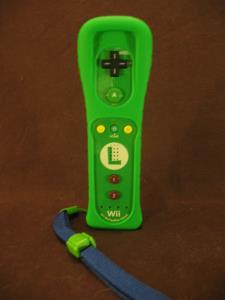 Wii Remote Plus Luigi (07)